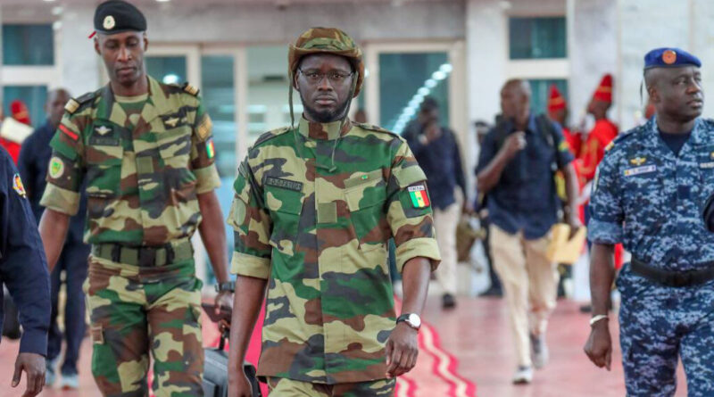 Diomaye à Kédougou – Le Président, la tenue militaire et la symbolique